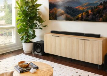 Barra de sonido Klipsch Flexus Core 300 en una mesa