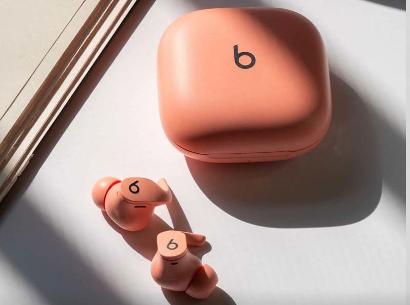 Beats Fit Pro de color coral con funda