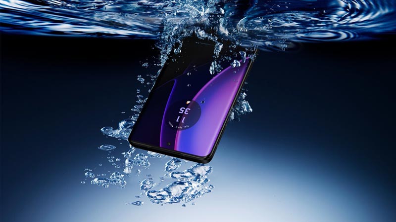 Motorola Edge 40 en agua