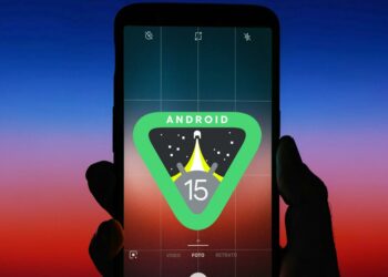 Teléfono OnePlus con logo de Android 15 en la pantalla