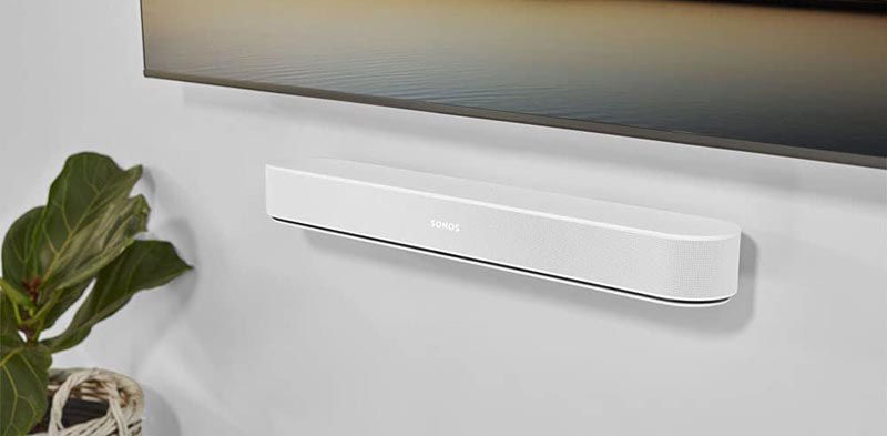 Barra de sonido Sonos Beam Gen2 de color blanco colgada en la pared