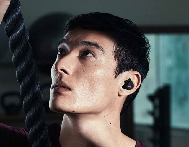 Chico con los auriculares Sennheiser Sport True Wireless