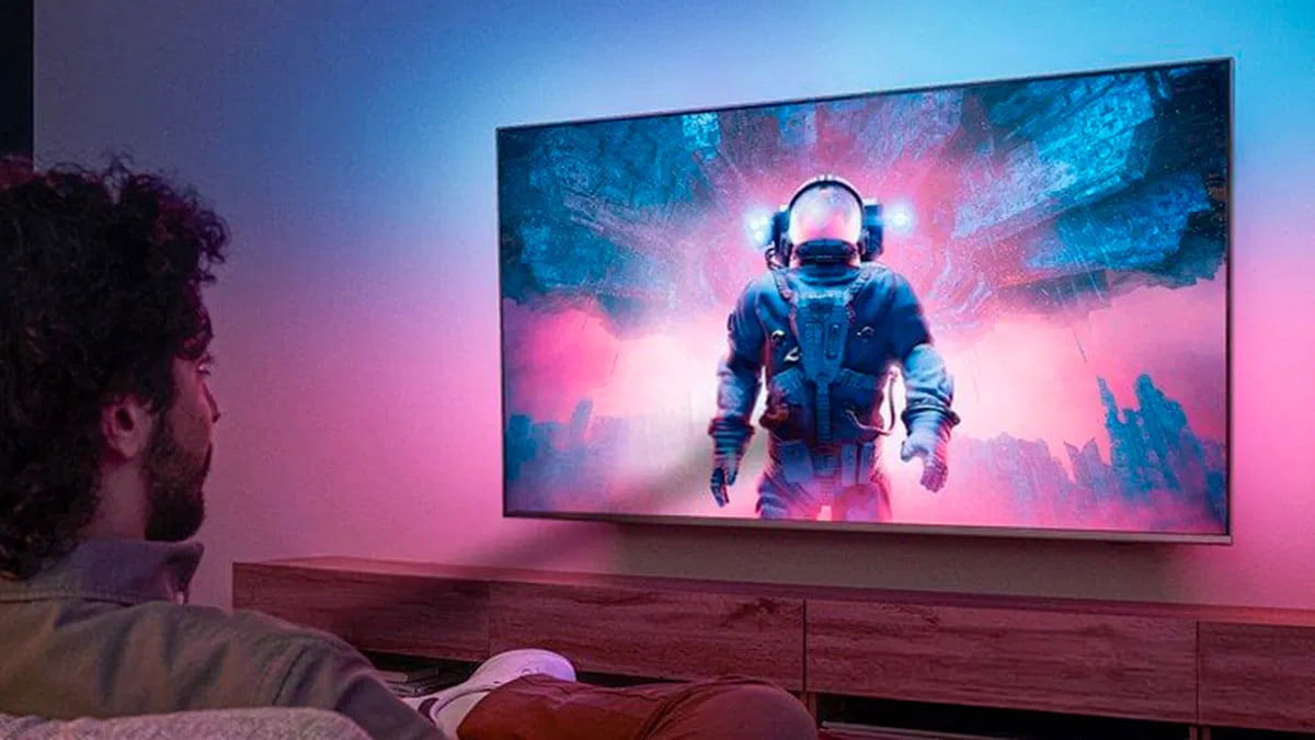 Philips OLED819 de 77 pulgadas, un televisor con Ambilight y gran pulgada a precio de chollo total