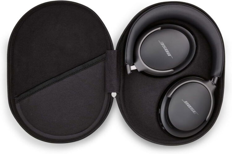 Bose QuietComfort Ultra en su funda de transporte