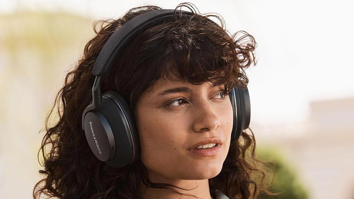 Chica utilizando los Bowers & Wilkins PX7 S2e