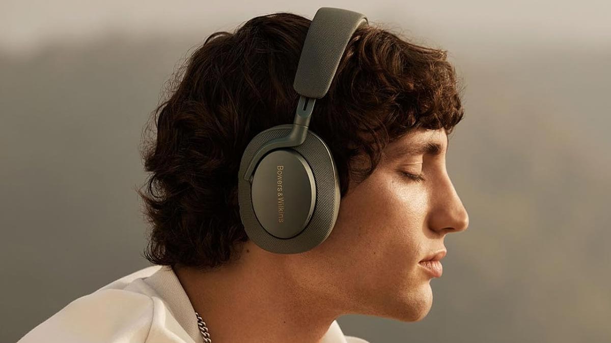 Chico con los auriculares Bowers & Wilkins PX7 S2e