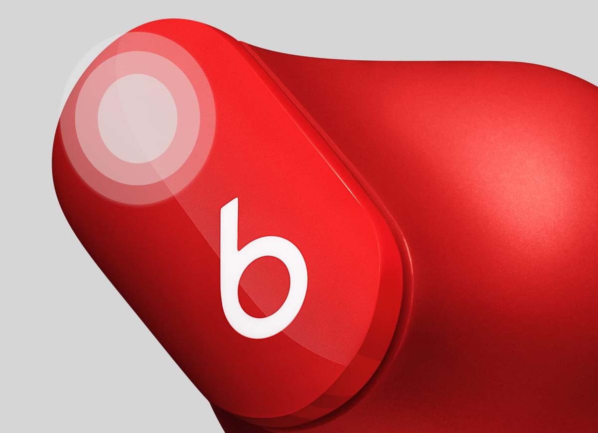 Detalle de los auriculares Beats Studio Buds de color rojo