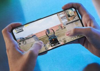 Jugando con móvil en oferta por el Black Friday