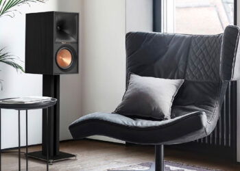 Klipsch R-60M, unos altavoces de estantería económicos que prometen un sonido de rango completo en un diseño compacto