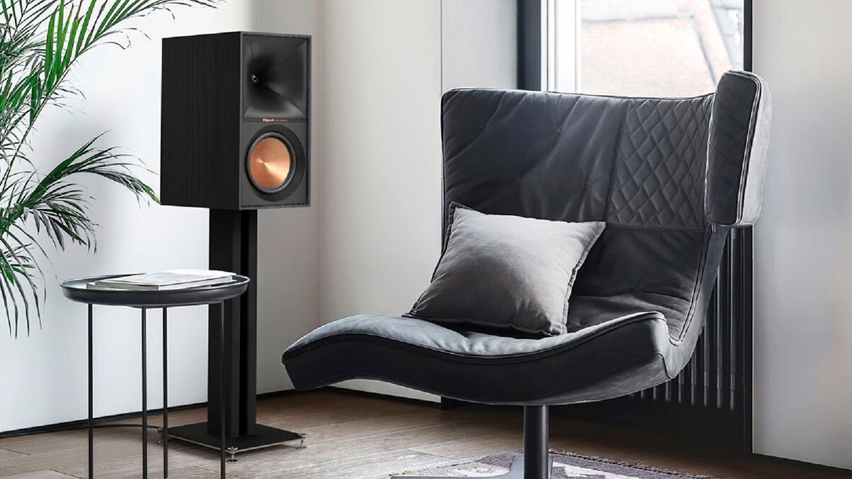 Klipsch R-60M, unos altavoces de estantería económicos que prometen un sonido de rango completo en un diseño compacto