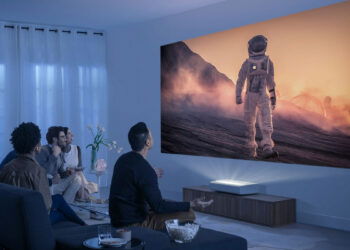 ¿Son los proyectores UST una buena alternativa a los televisores gigantes?