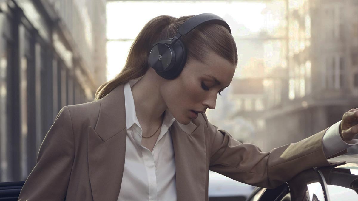 Chica utilizando los ang & Olufsen Beoplay H95