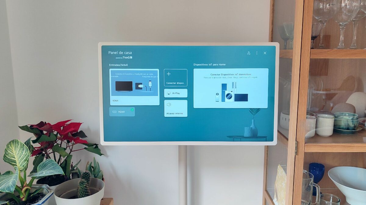 LG StanbyME, el Smart TV táctil que puedes mover por toda la casa