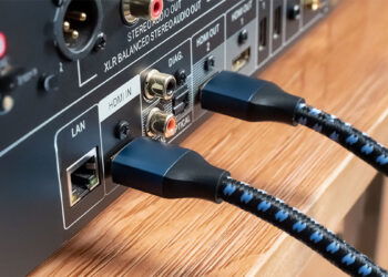 ¿Qué es mejor, conectar los dispositivos al televisor o al sistema de sonido (receptor AV o barra de sonido)?