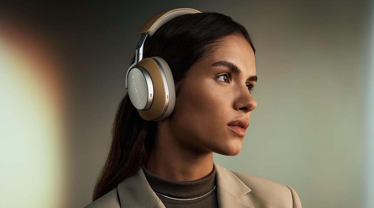 Chica utilizando los Bowers & Wilkins Px8