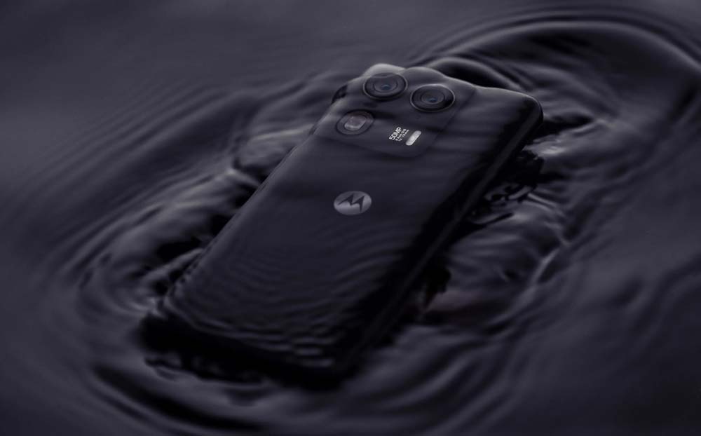 Motorola Edge 50 Ultra en agua