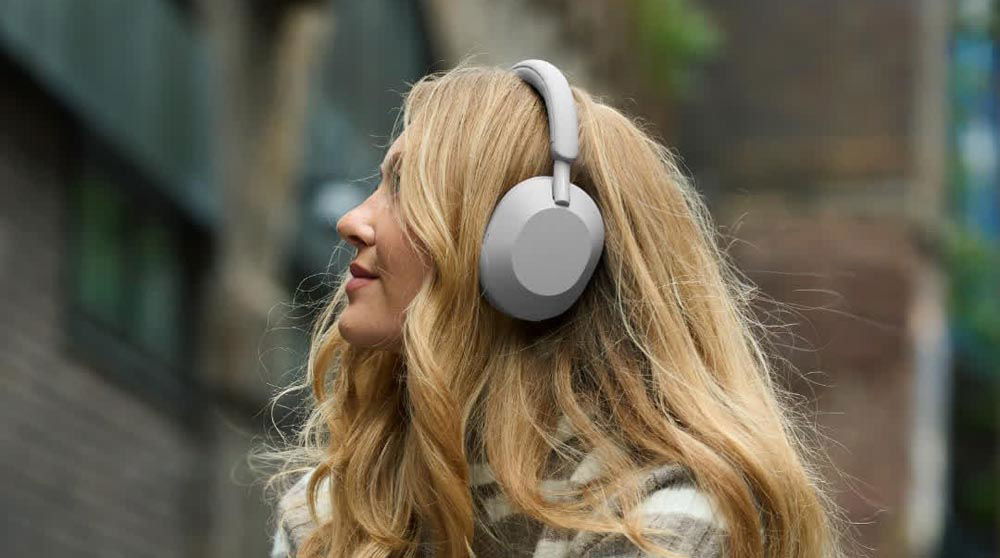 Chica utilizando los auriculares Sony WH-1000XM5