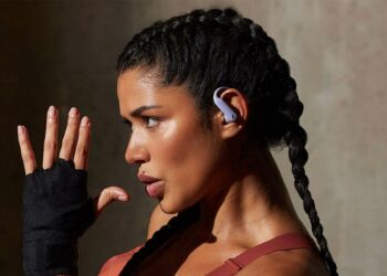 Chica con los auriculares Apple Powerbeats Pro 2