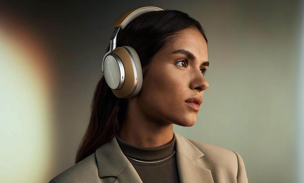 Chica utilizando los Bowers & Wilkins PX8