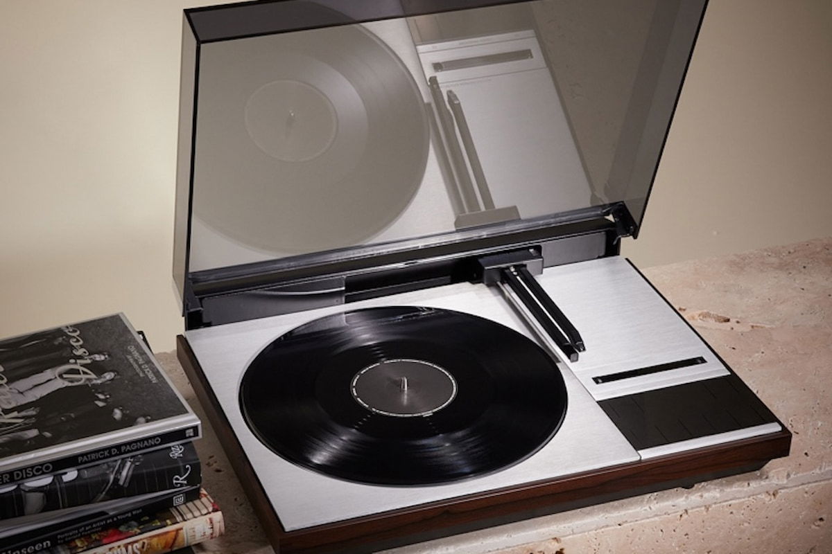 Bang & Olufsen revive un tocadiscos de los 70 y lo convierte en una joya que no te puedes permitir