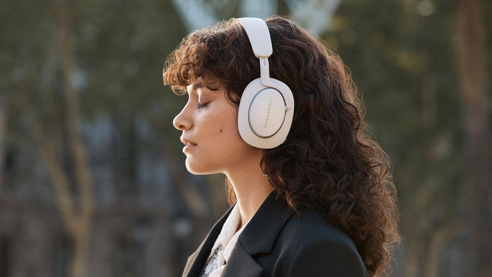 Chica con los Bowers & Wilkins PX7 S2e