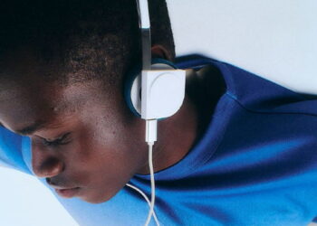 Estos auriculares parecen sacados de un Sony Walkman, pero suenan como del futuro