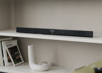 Teufel CINEBAR 11 en una balda