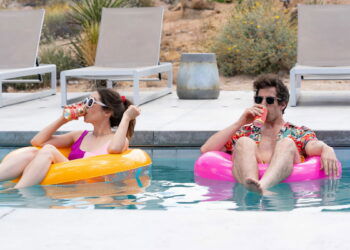 Andy Samberg y Cristin Milioti protagonizan esta divertida comedia que puedes ver gratis