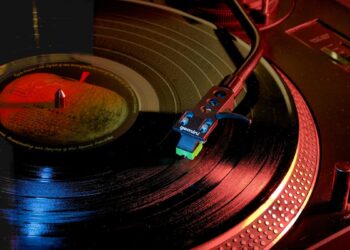 5 tocadiscos de edición especial que no solo se escuchan... también se miran con la boca abierta