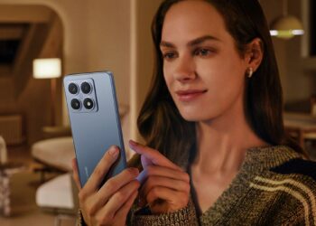 Chica utilizando un Xiaomi con HyperOS 2.2