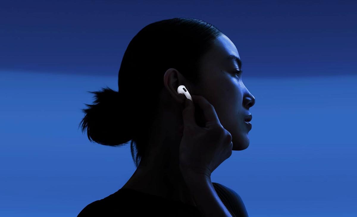 Chica con los AirPods 4