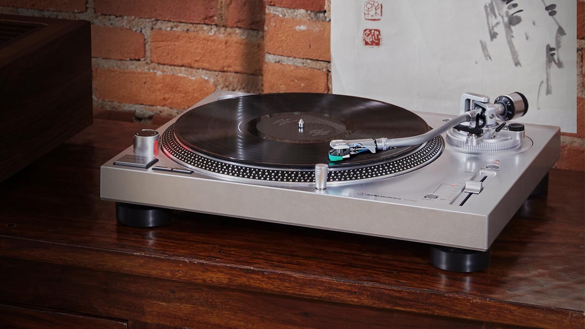 El tocadiscos Audio-Technica LP120XUSBSV de tracción directa en oferta por solo 265 euros