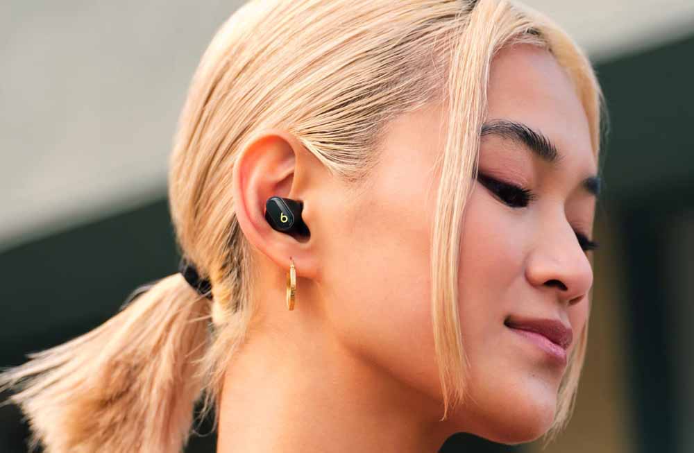 Chica utilizando los Beats Studio Buds +