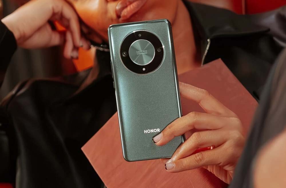 Chica con el Honor Magic 6 Lite 5G