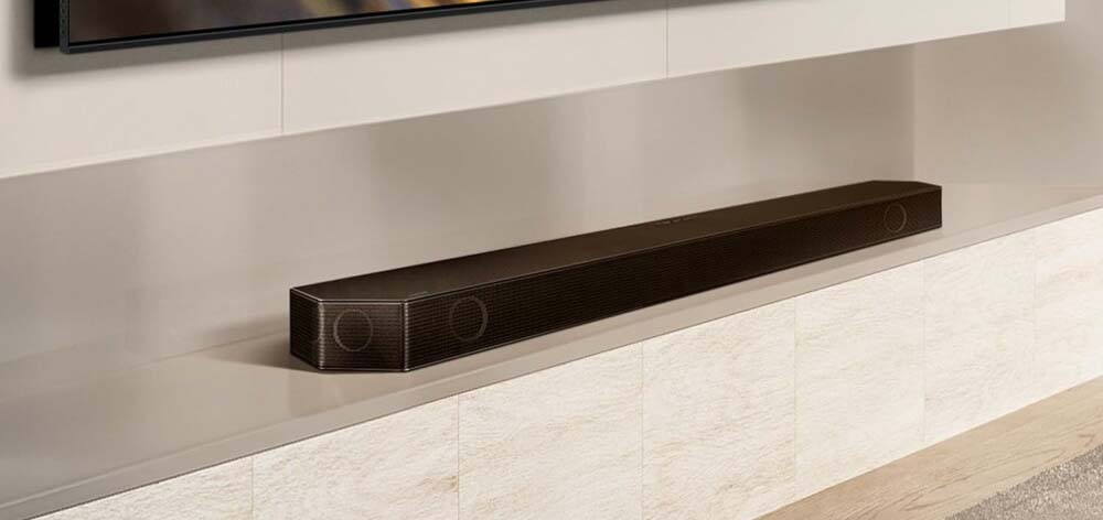 Samsung HW-Q990D/ZF en una mesa