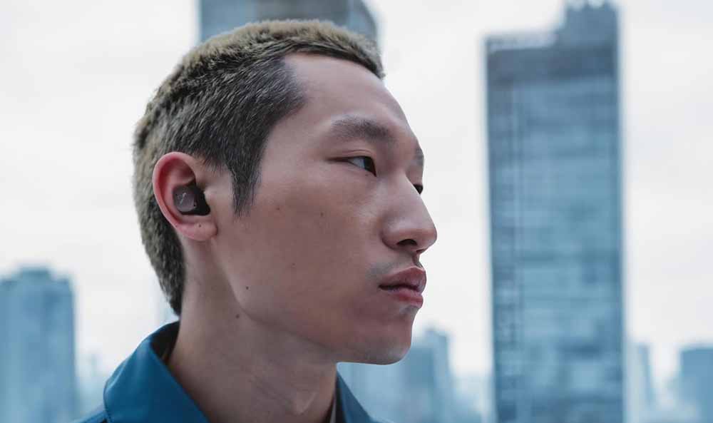 Chico con los Sennheiser Momentum True Wireless 4