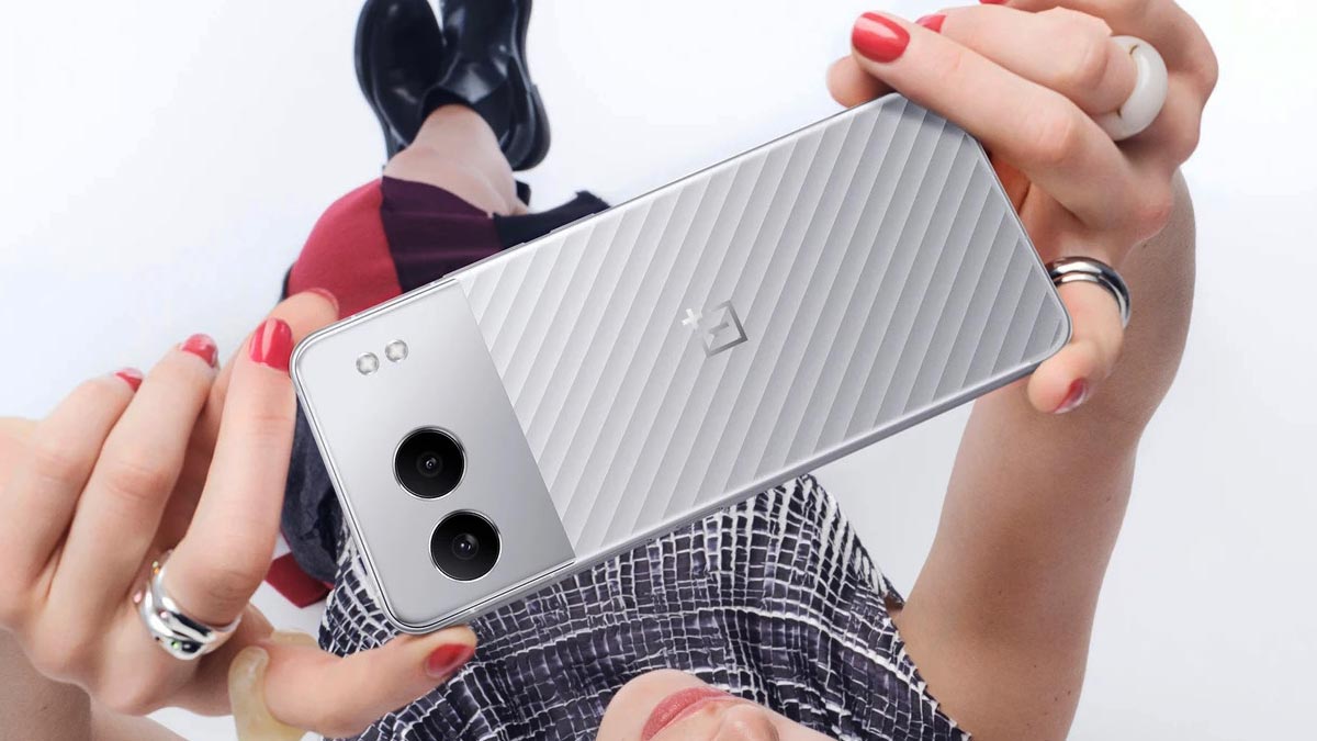 Chica con el One Plus Nord 4