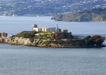 Ahora que Trump quiere reabrir Alcatraz, repasamos las mejores películas sobre la icónica cárcel