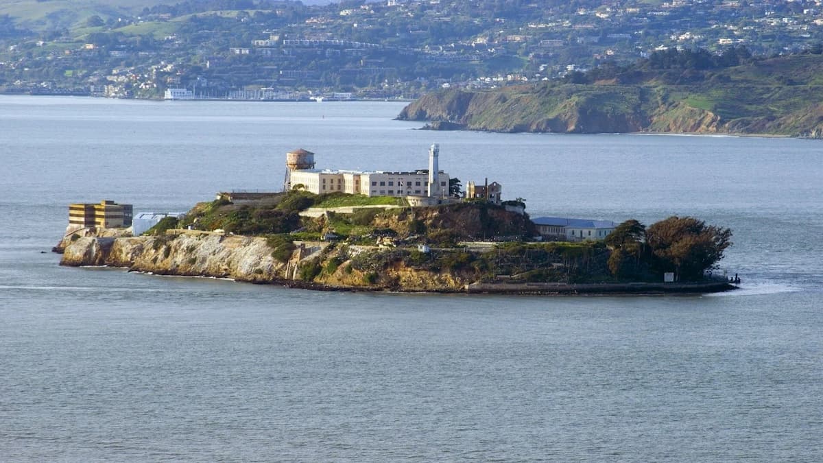 Ahora que Trump quiere reabrir Alcatraz, repasamos las mejores películas sobre la icónica cárcel