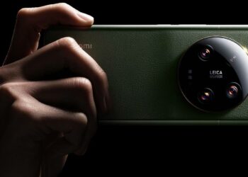 Xiaomi 13 Ultra agarrado pra hacer una foto