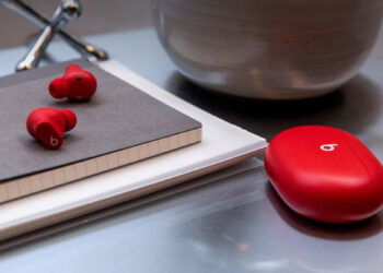 Beats Studio Buds de color rojo