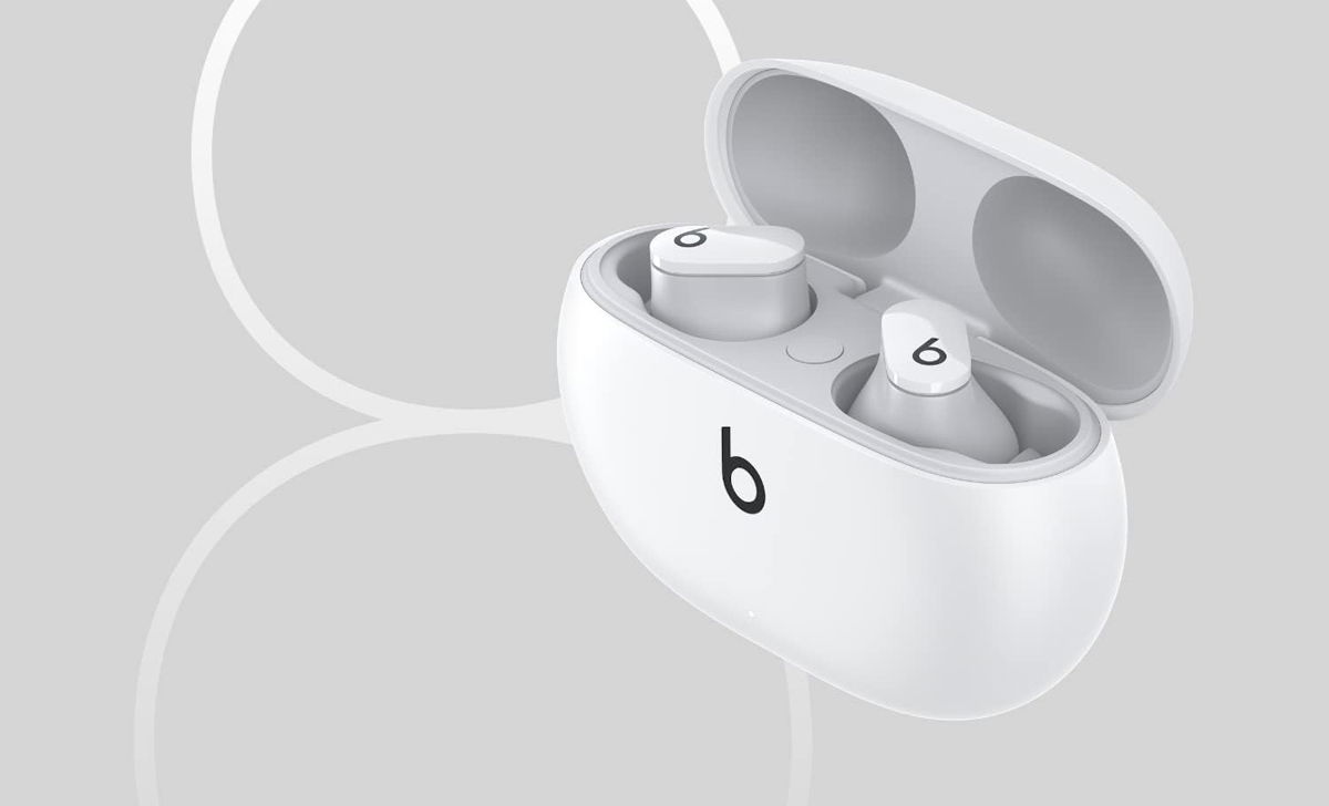 Beats Studio Buds de color blanco con funda