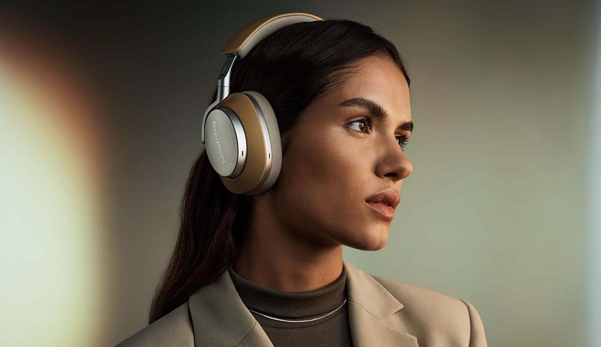 Chica utilizando los Bowers & Wilkins Px8