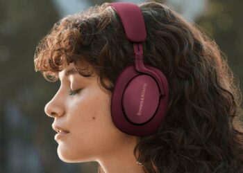 Chica utilizando los Bowers & Wilkins Px7 S2