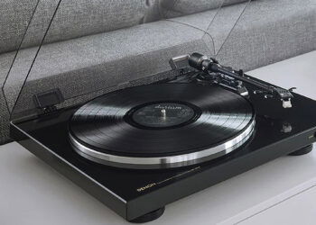 Tocadiscos Denon DP-300F de color negro
