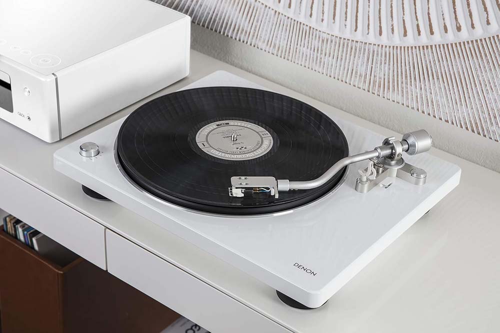Denon DP-450USB de color blanco