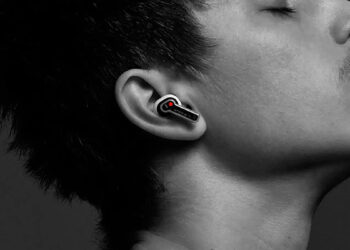 Chico con los Nothing Ear