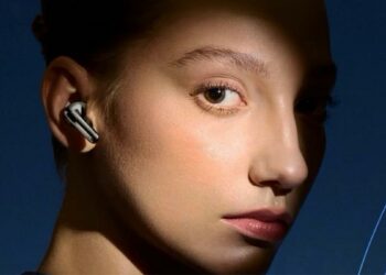 Chica utilizando los OnePlus Buds Pro 3