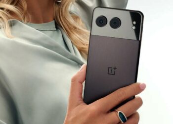 Chica utilizando el OnePlus Nord 4