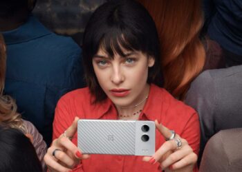 Chica con el OnePlus Nord 4